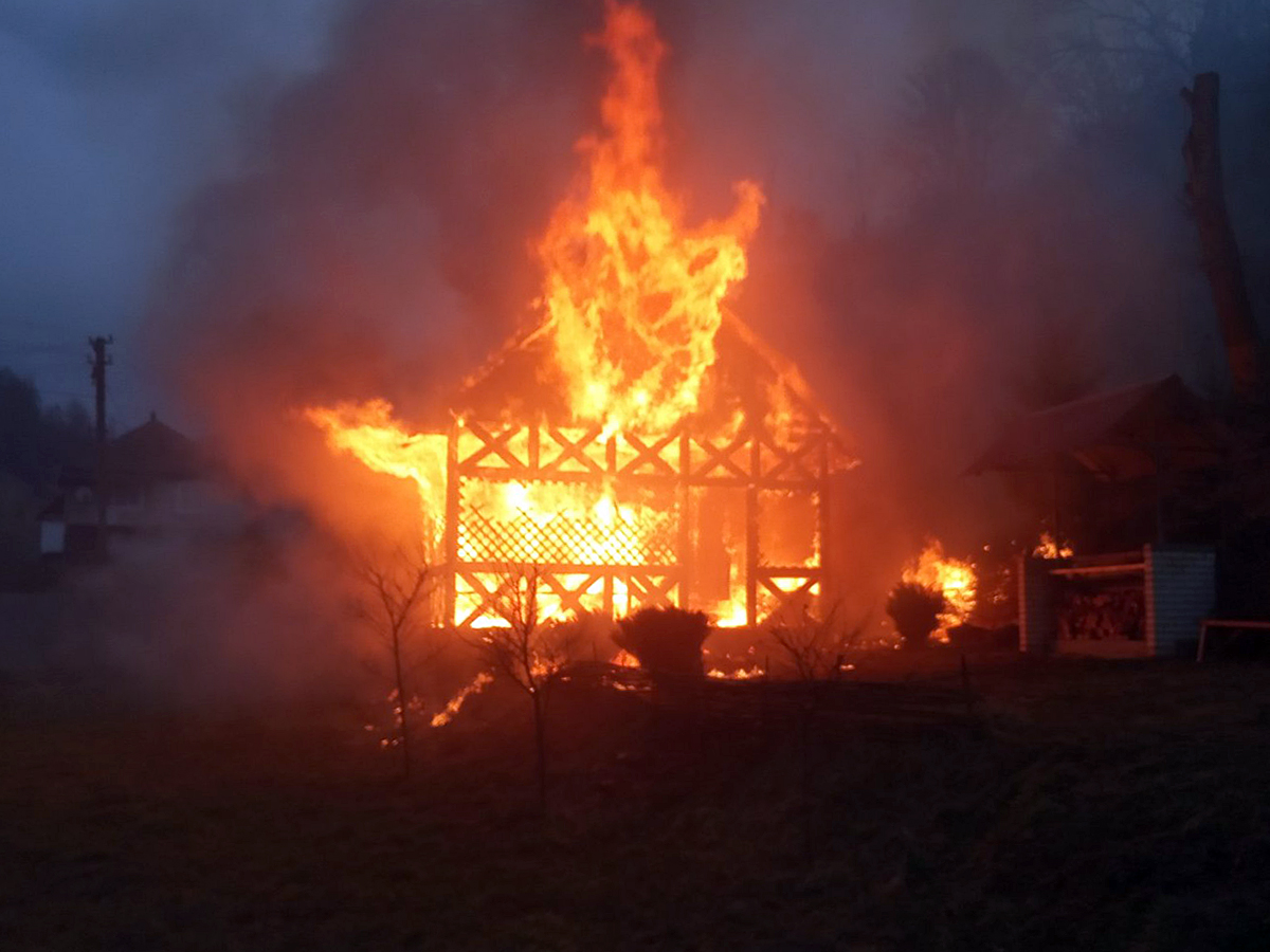 Масштабна пожежа на Свалявщині: горіла лазня (ФОТО)
