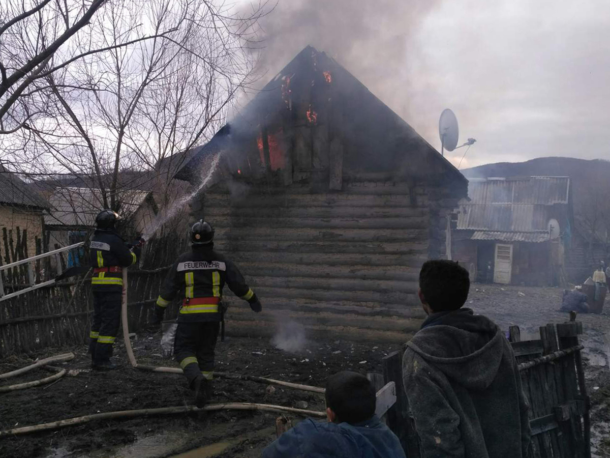 Розпалила піч та пішла до сусідів: на Перечинщині вогонь зруйнував дерев'яний будинок (ФОТО)
