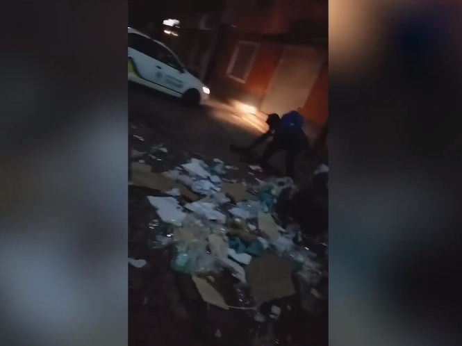У Мукачеві патрульні притягнули до відповідальності чоловіка, який серед ночі розкидував сміття вулицею (ВІДЕО)