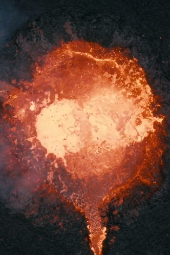 Вражаючі кадри: фотограф пожертвував своїм апаратом, щоб відзняти виверження вулкана з дрону (ВІДЕО)