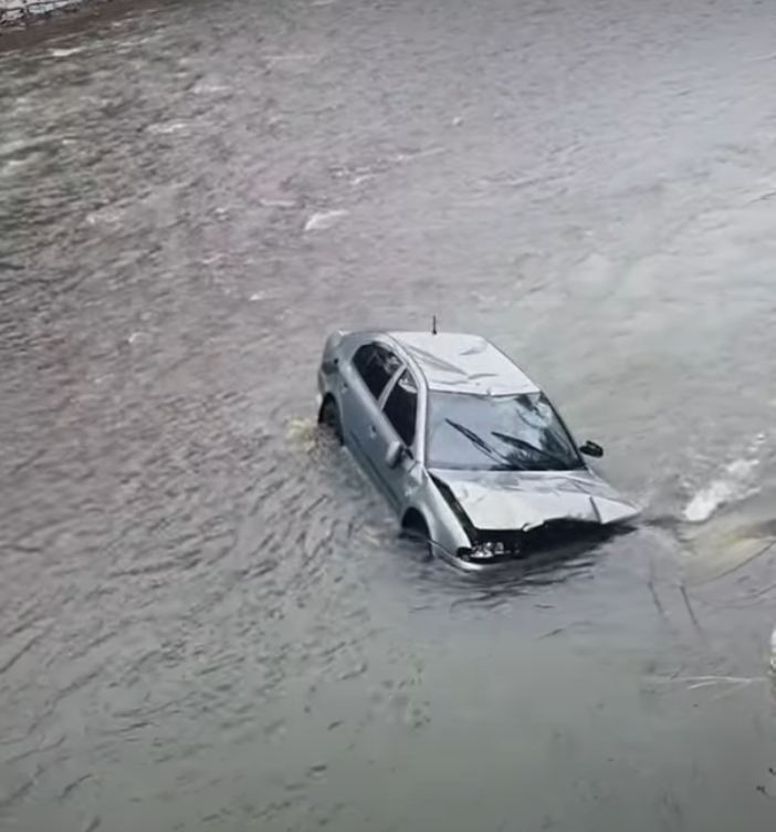 Автівка впала у річку: з'явилося відео наслідків смертельної аварії на Львівщині