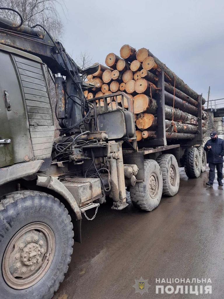 На Закарпатті поліція затримала й опечатала 2 вантажівки з деревиною (ФОТО)