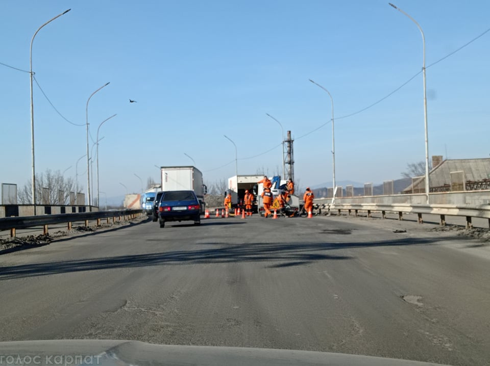 Скаржилися водії та пішоходи: у Мукачеві почали ремонт мосту (ФОТО)