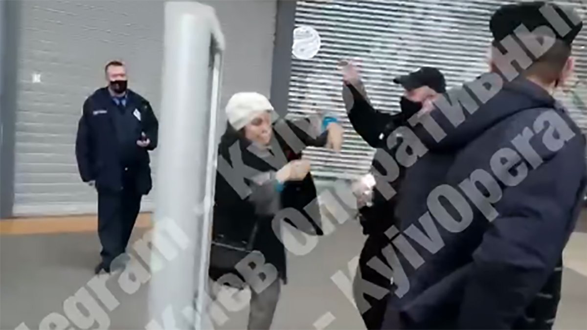 Вихопив телефон та вдарив по обличчю: у Києві поліцейський силою "виховував" жінку, яка відмовилась одягати маску (ВІДЕО)
