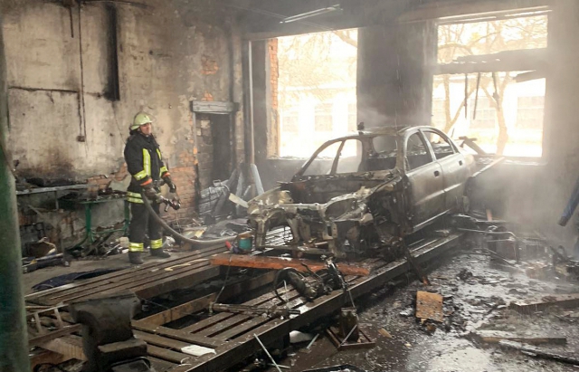 Нищівна пожежа на Мукачівщині: згорів автосервіс з авто всередині (ФОТО)