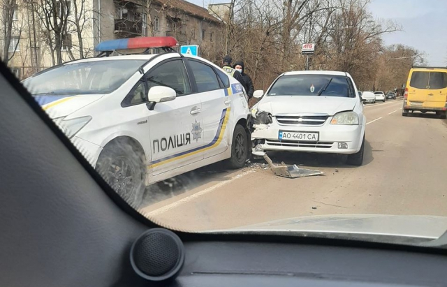 У Берегові легковик врізався в авто патрульної поліції