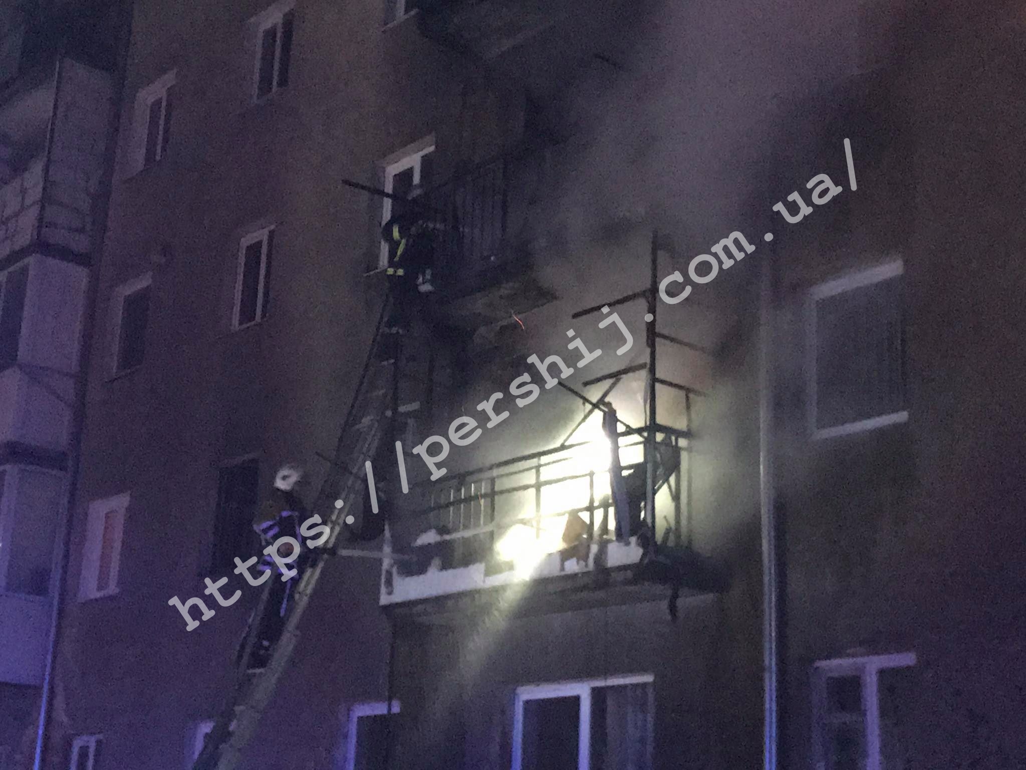 У Мукачеві палає квартира: у полоні вогню опинилися діти (ФОТО, ПРЯМИЙ ЕФІР)