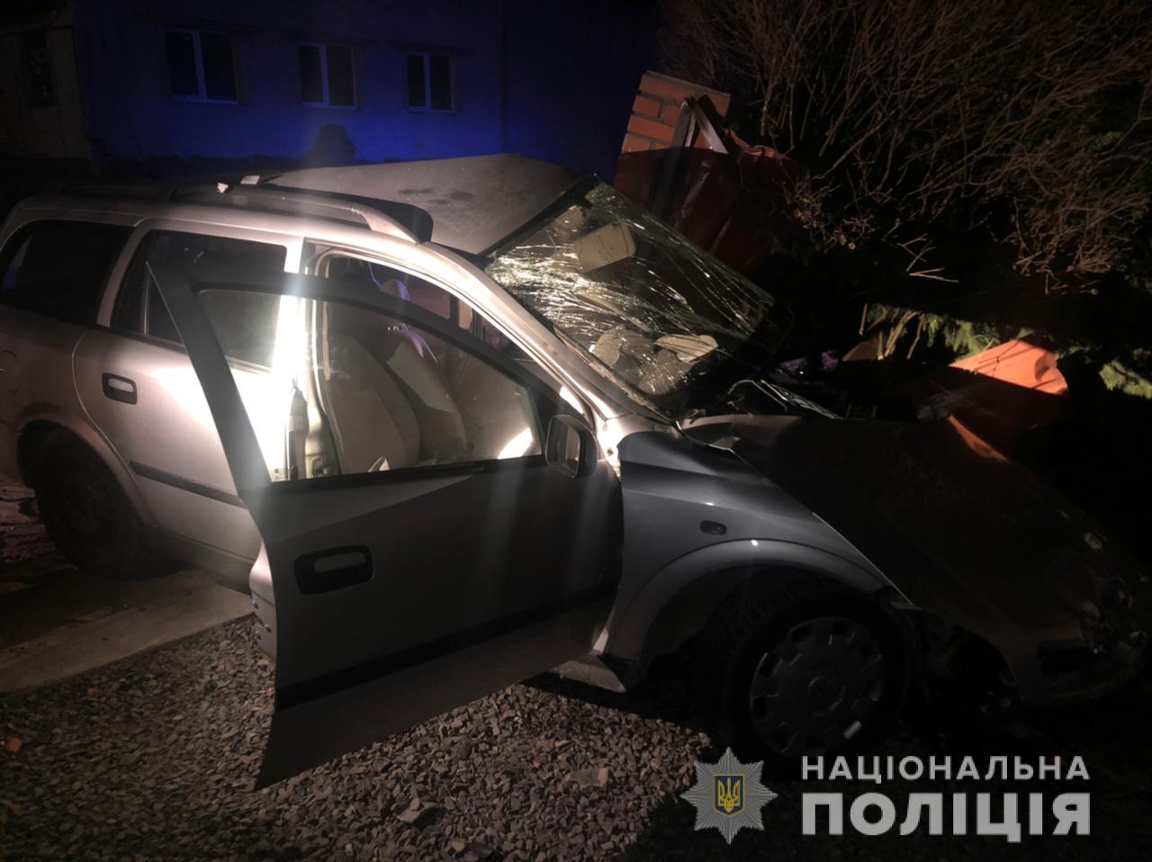 Смертельна ДТП на Мукачівщині: автомобіль зітнувся із загорожею приватної оселі (ФОТО)