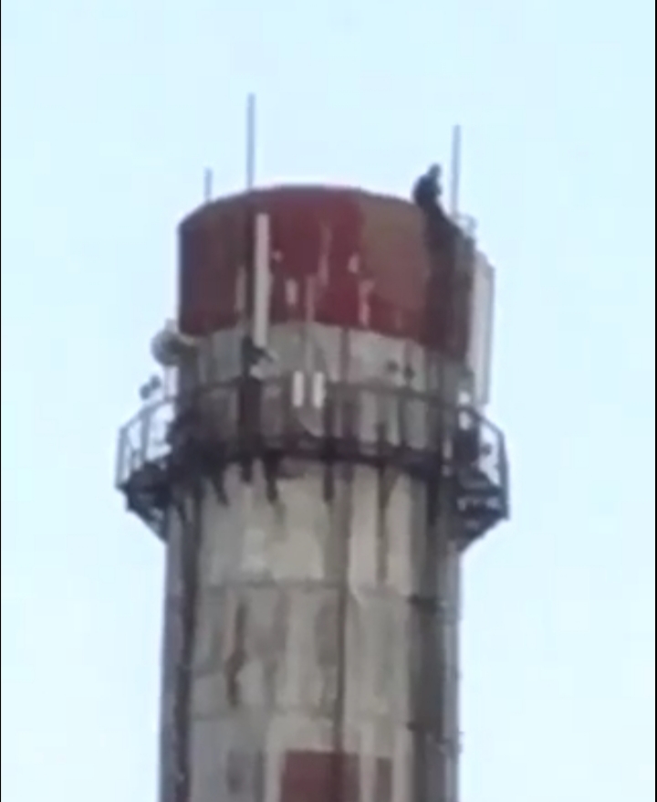 Небезпечні розваги: в Мукачеві підліток піднявся на 50-метрову висоту (ВІДЕО)