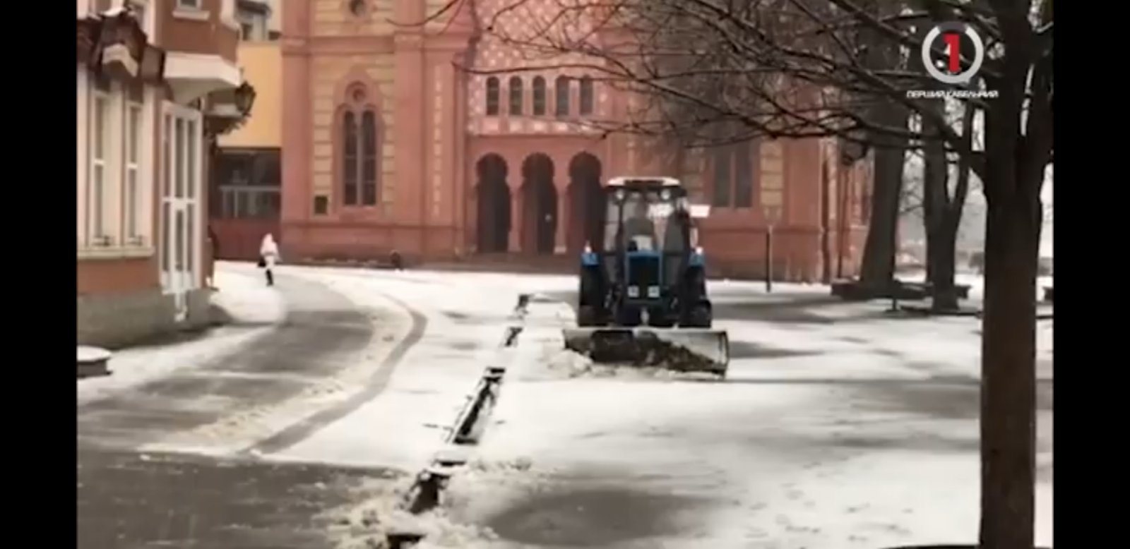 Примхлива погода: розчистка снігу в Ужгороді (ВІДЕО)