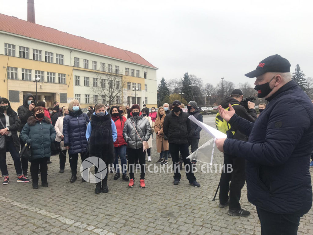 Під стінами Закарпатської ОДА знову зібралися мітингувальники (ФОТО)