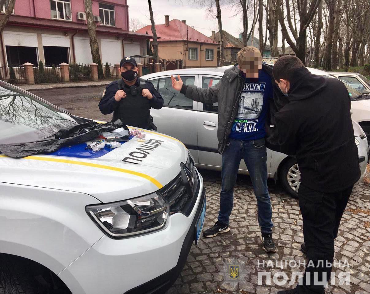 Виявили пакунок з підозрілою речовиною: у Мукачеві затримали чоловіка з Хмельниччини (ФОТО)