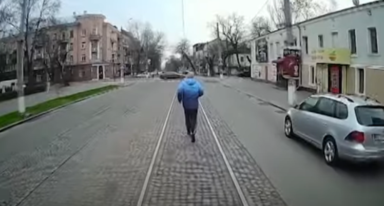 У Миколаєві чоловік обігнав трамвай, на який не встиг, і пробіг перед ним ще кілька кварталів (ВІДЕО)