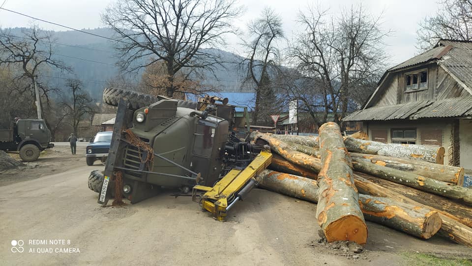 ДТП на Закарпатті: серед дороги перекинувся навантажений деревиною лісовоз (ФОТО)