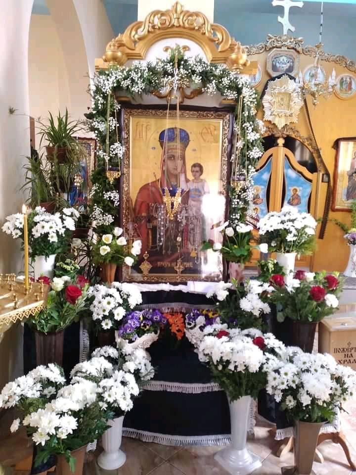 В одному з монастирів Закарпаття почала мироточити ікона Пресвятої Богородиці (ФОТО)