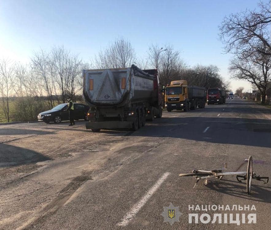 На Берегівщині вантажівка збила підлітка на велосипеді: хлопець у важкому стані (ФОТО)