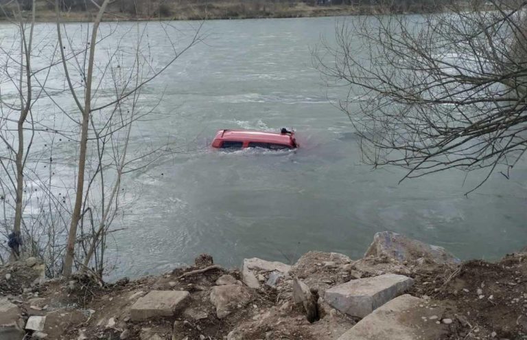 В Карпатах автомобіль віднесла течія річки (ФОТО)