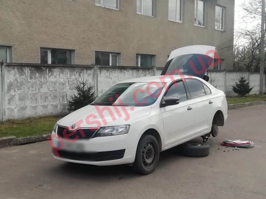 Керівнику Ужгородського МРЕО під авто підклали невідомий пакунок (ФОТО)