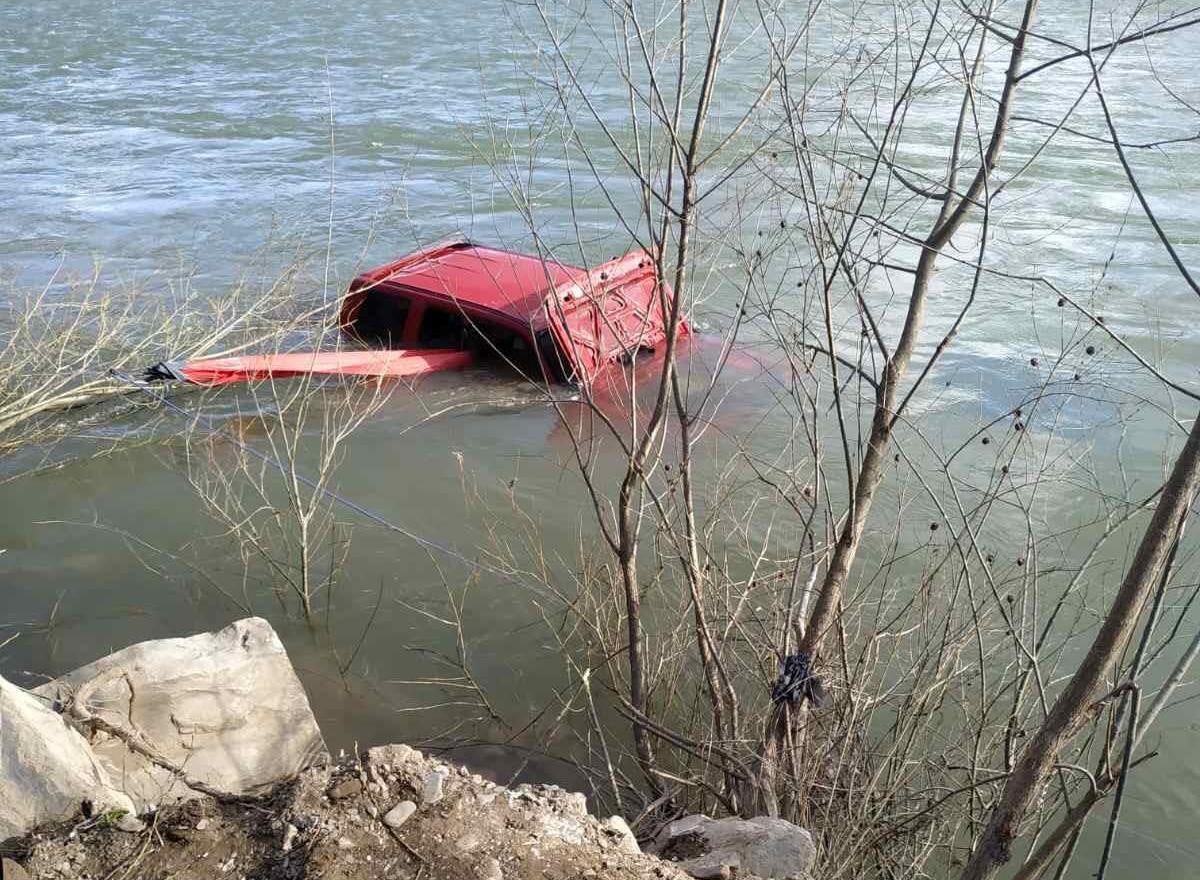 В Карпатах автомобіль віднесла течія річки (ФОТО)