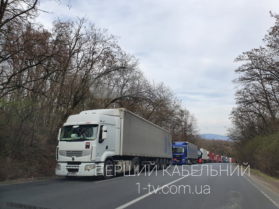 Кілометрова черга: біля українсько-словацького кордону стоїть сотня вантажівок