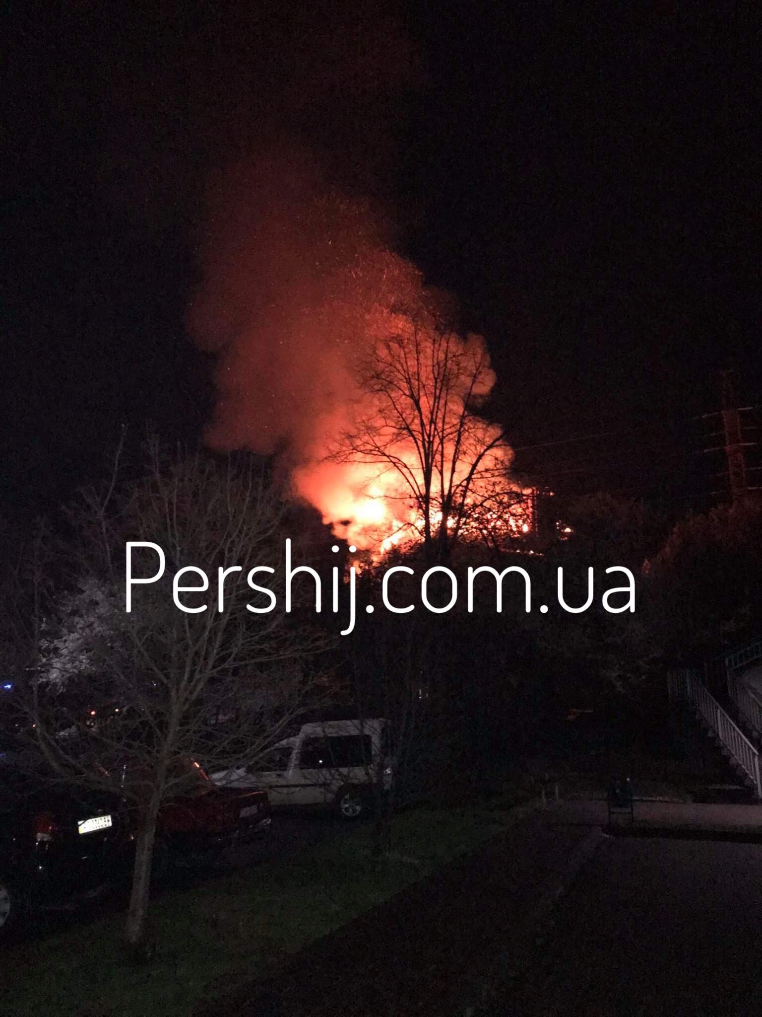 Нічна пожежа в Ужгороді: вогонь знищив будівлю за лічені хвилини (ФОТО, ВІДЕО)