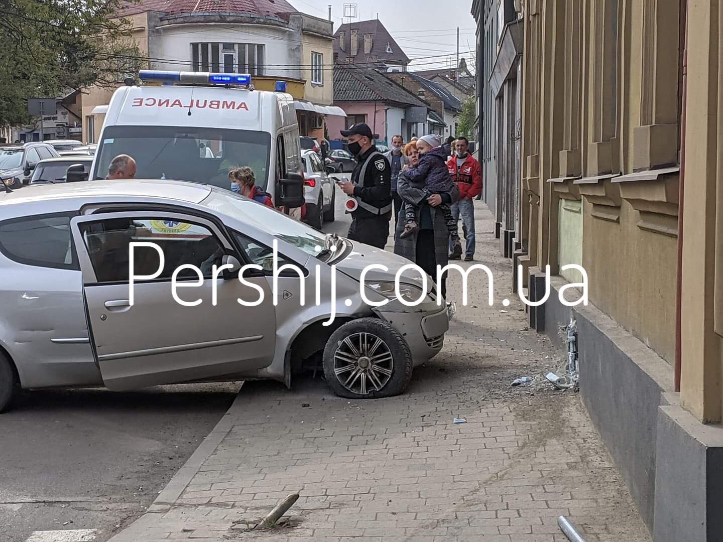 В Ужгороді легковик протаранив будівлю: в авто перебувала жінка з дитиною (ФОТО)