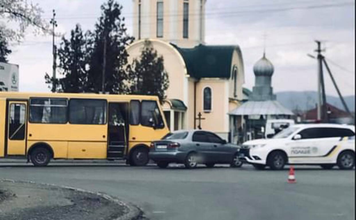В Ужгороді легковик не поділив дорогу з автобусом (ФОТО)