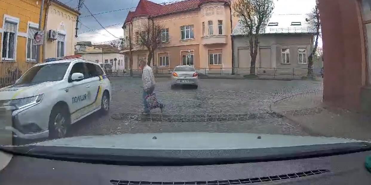 У Мукачеві на пішоходному переході поліцейське авто ледь не збило пішохода (ВІДЕО)