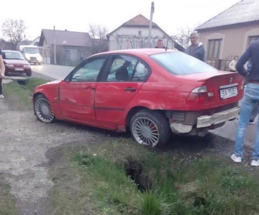 ДТП на Хустщині: нетверезий водій розбив авто та ледь не збив людей (ФОТО, ВІДЕО)
