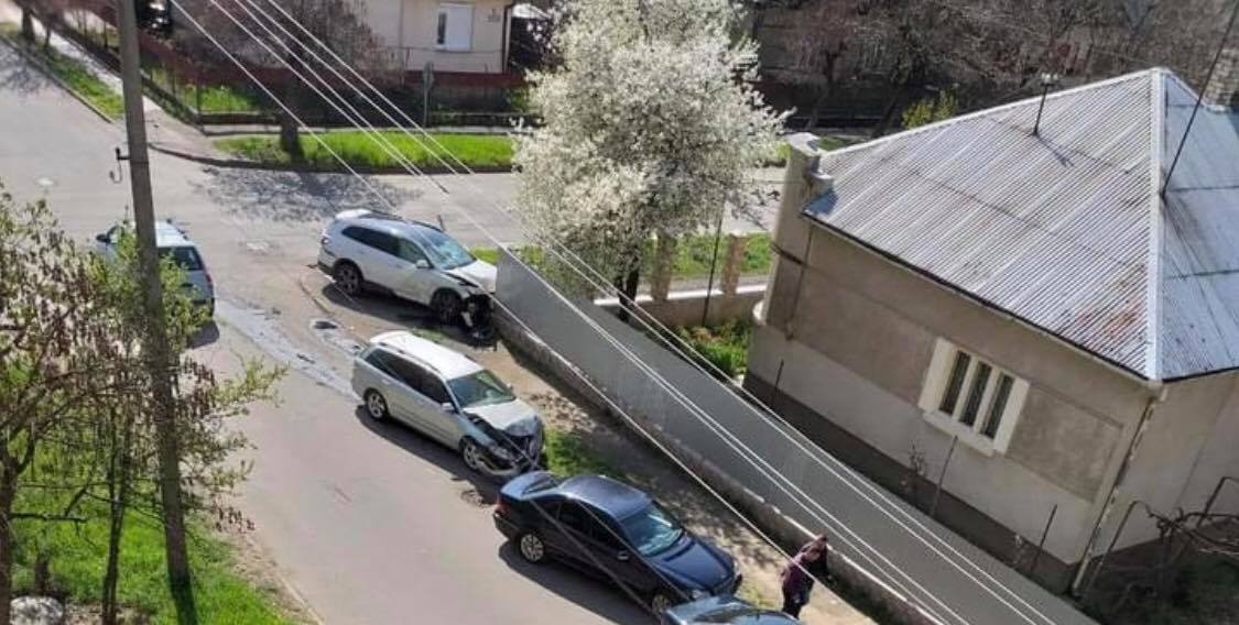 ДТП в Ужгороді: автівка влетіла в паркан (ВІДЕО)