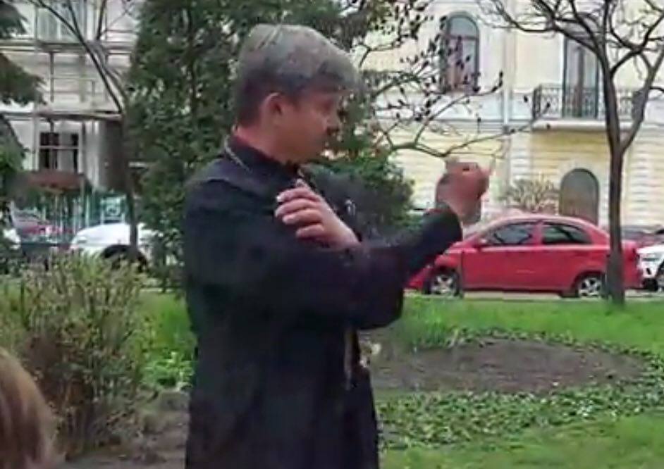 У центрі Києва нетверезий, агресивний священник чіплявся до дівчат (ВІДЕО)