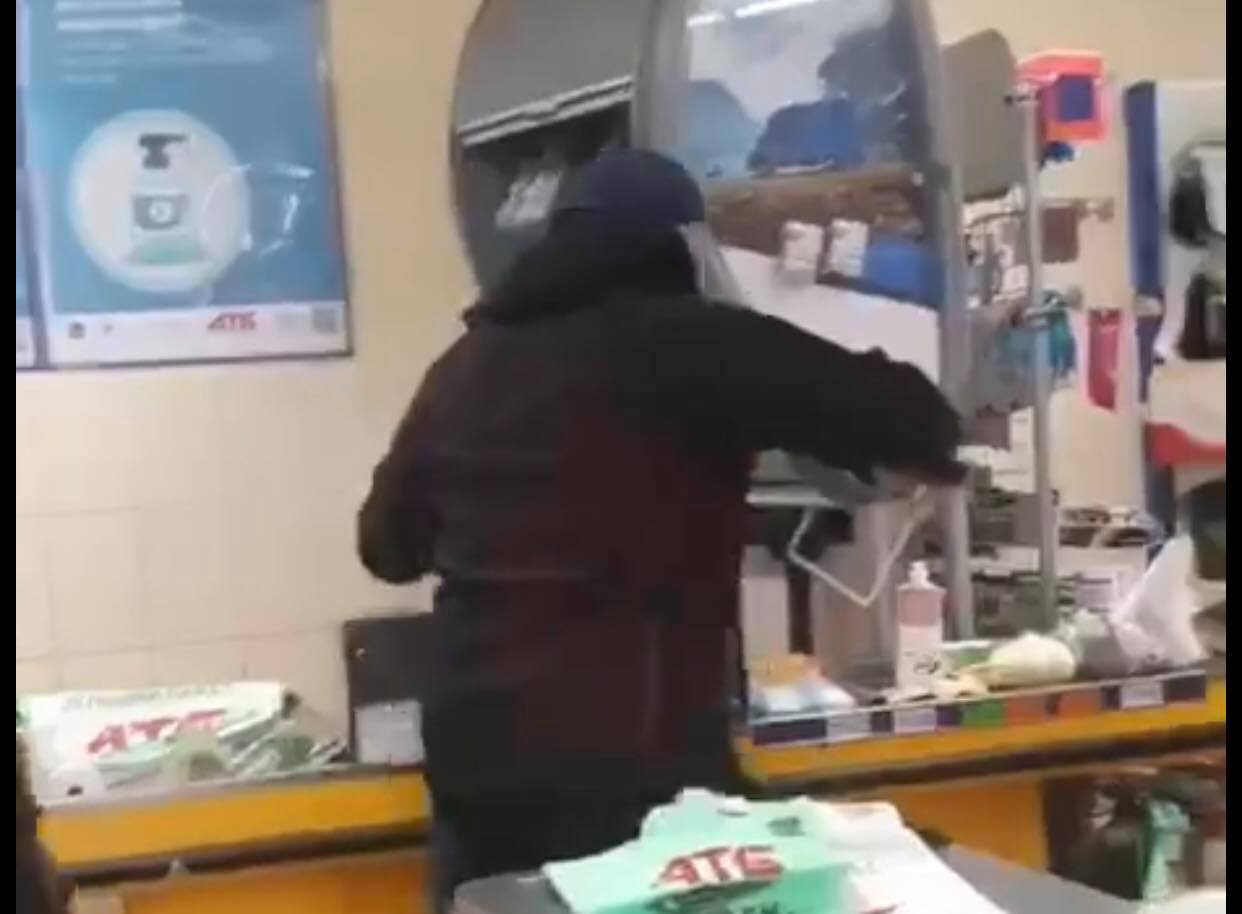 У Маріуполі чоловік із сокирою розгромив супермаркет АТБ (ВІДЕО)