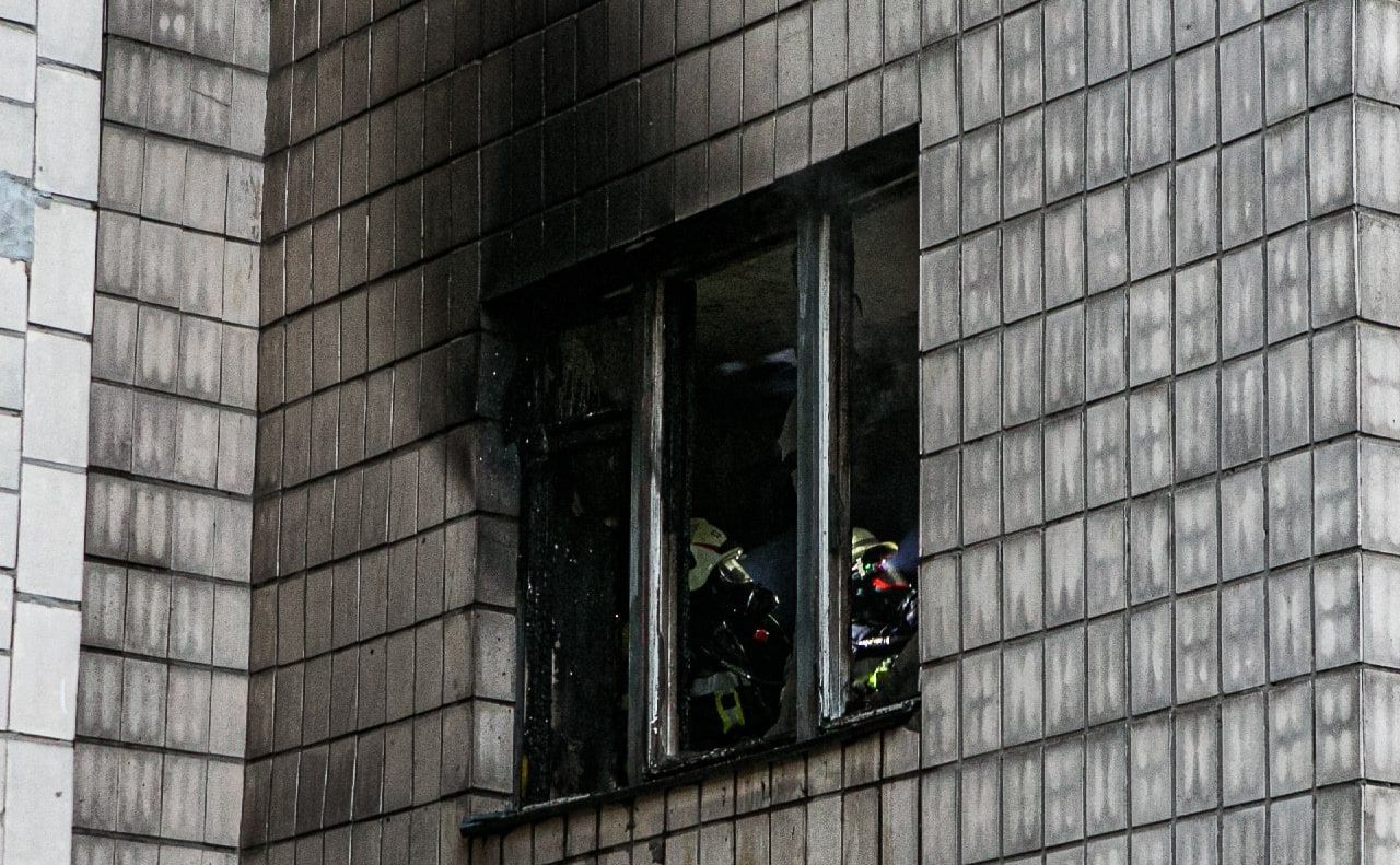 Пожежа у Києві: мати врятувала дітей, а сама залишилася у палаючій квартирі (ФОТО)