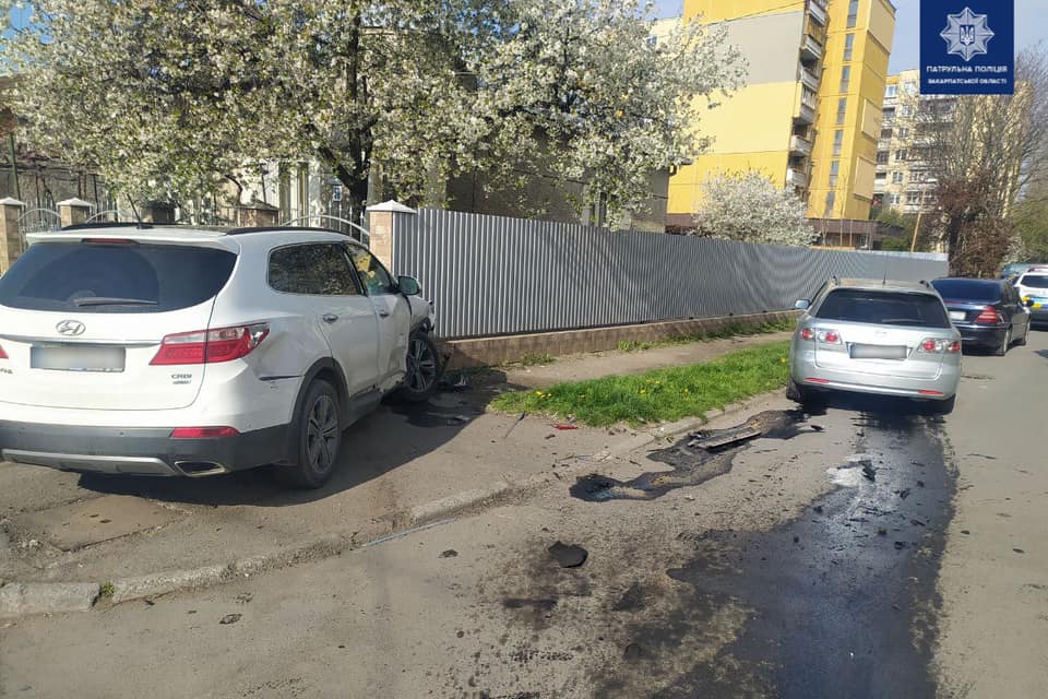 Врізався в авто та протаранив паркан: нові подробиці ДТП в Ужгороді (ФОТО)