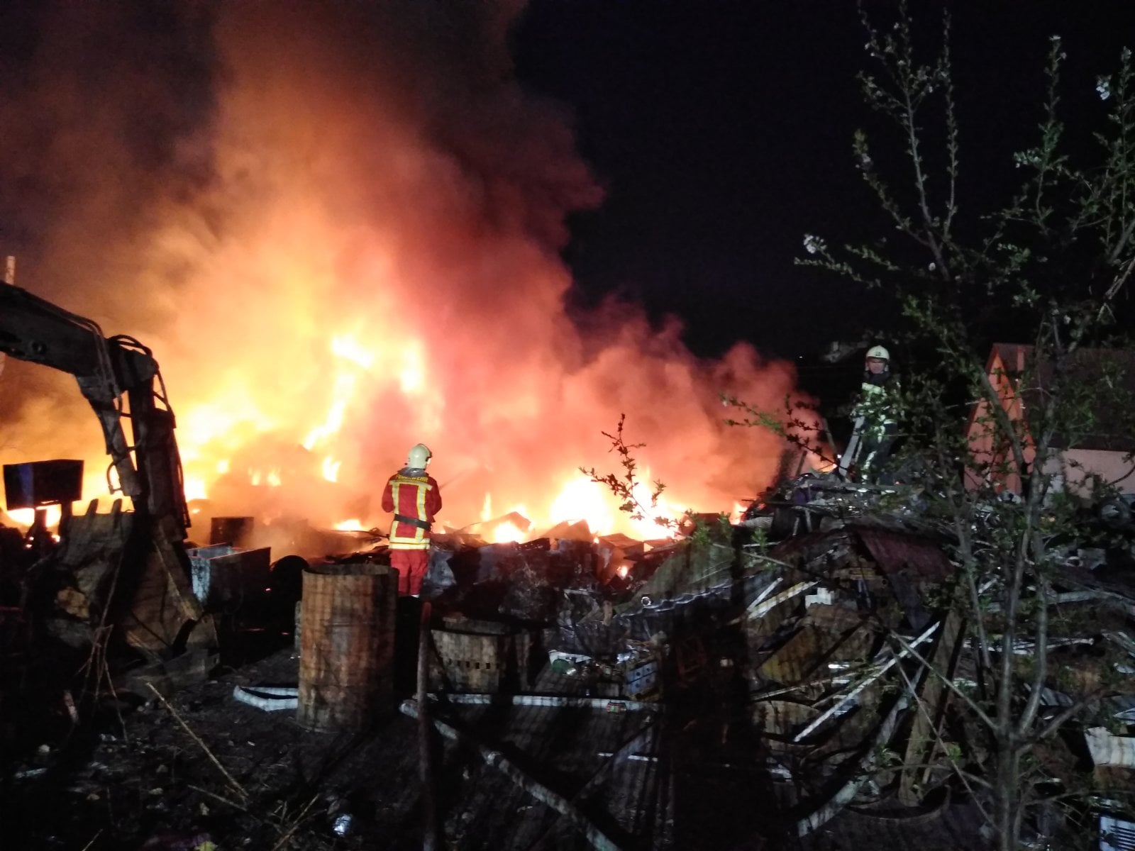 Пожежа на Хустщині: вогонь охопив територію пункту прийому металобрухту (ВІДЕО)