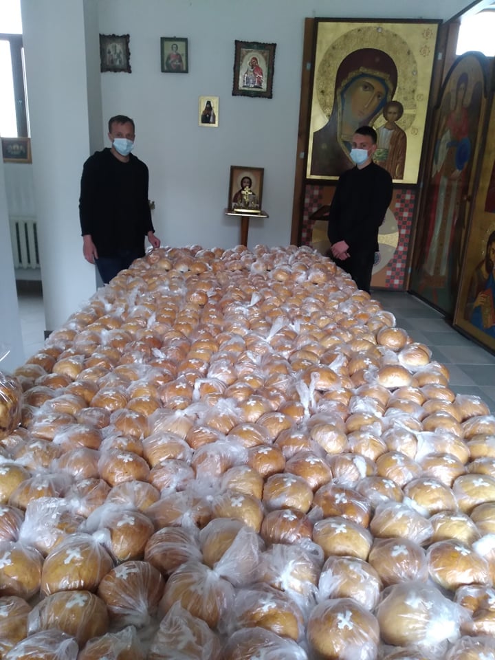 «Христос Воскрес – радійте всі»: на Закарпатті волонтери роздали 5 тисяч пасок (ФОТО)