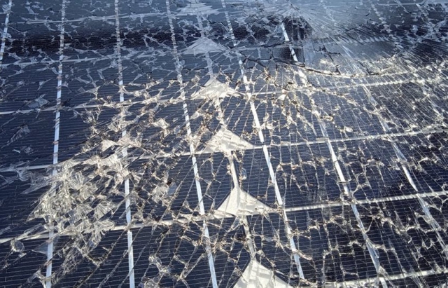 Не витримала й року: в Ужгороді вандали розбили лавицю з сонячними батареями (ФОТО)
