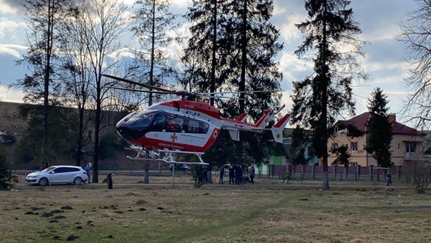 Вперше в Україні хвору жінку доставили до лікарні на вертольоті (ФОТО)