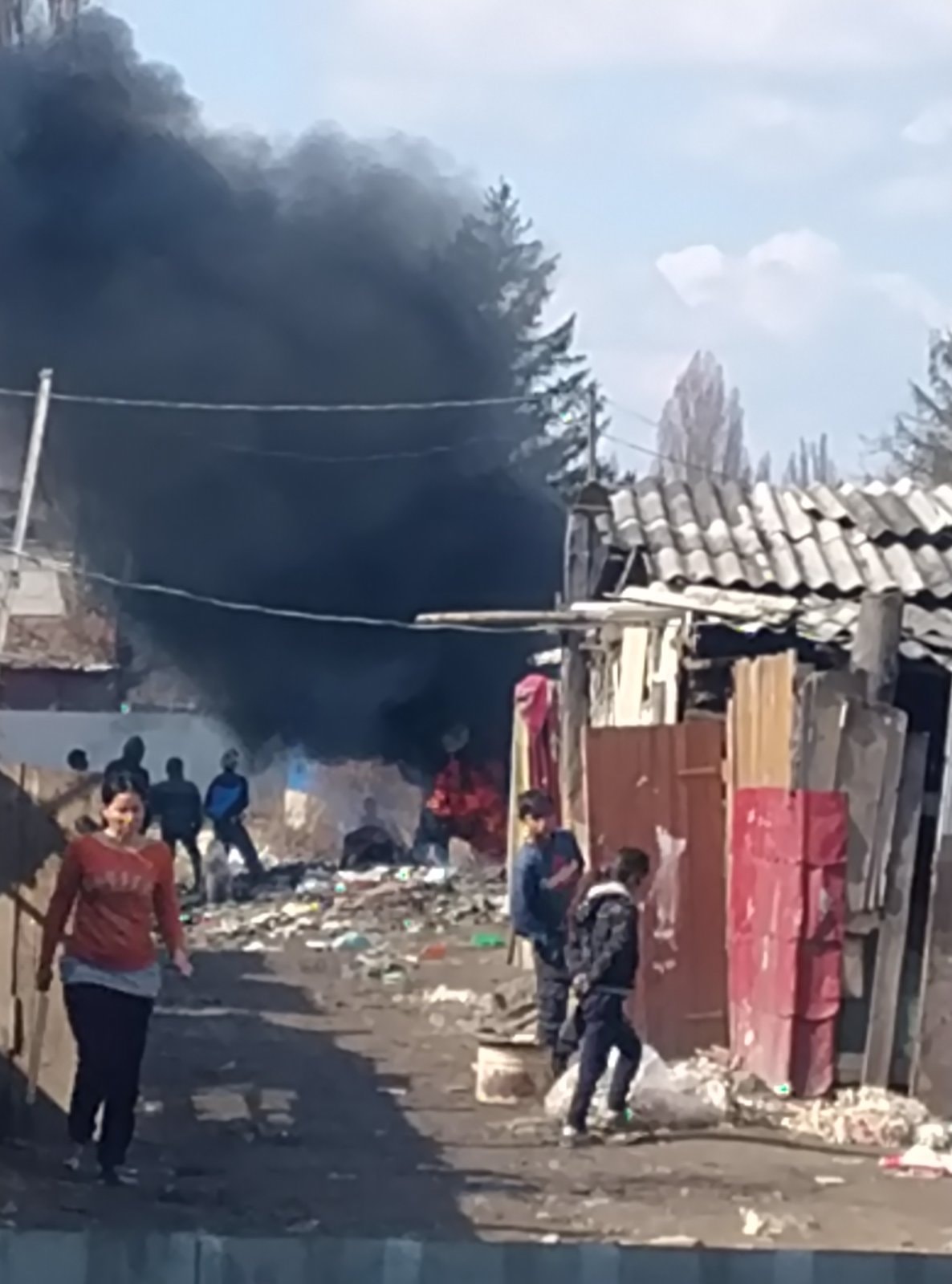 Густий чорний дим помітно за кілька кілометрів: в Ужгороді пожежа у ромському поселенні (ФОТО)