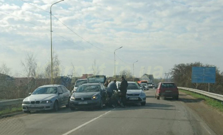 В Ужгороді дорогу не поділили 4 автівки (ФОТО, ВІДЕО)