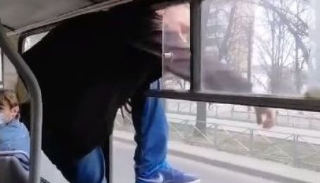 "Вдарив ногою у спину": у Черкасах чоловік побив кондукторку і втік через вікно тролейбуса (ВІДЕО)