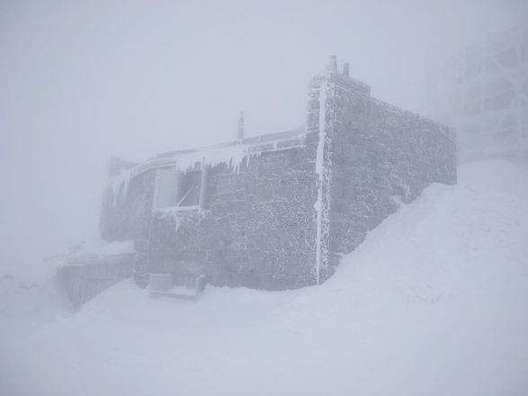 Знову зима: на Закарпатті гори засипало снігом (ФОТО)