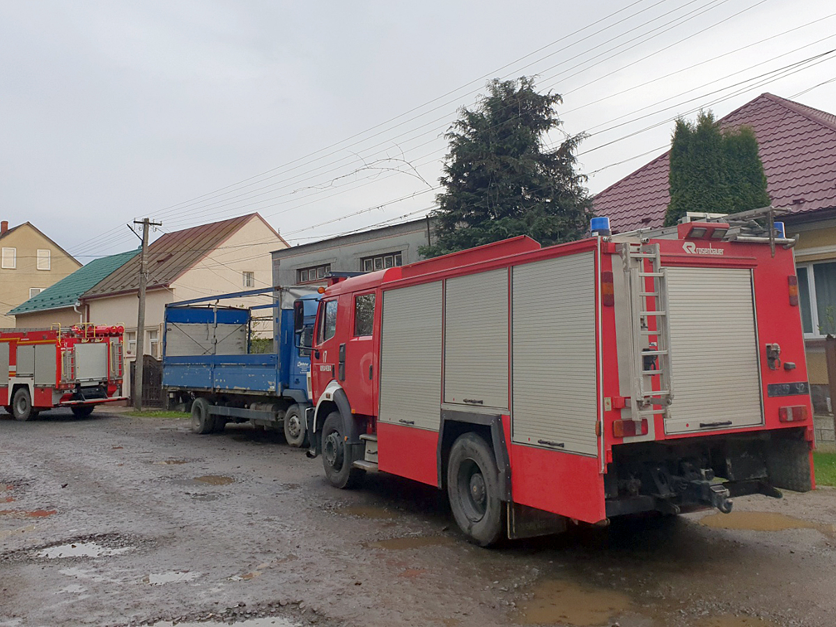 Жаринка з котла випала на складені поруч дрова: у Мукачеві виникла пожежа в житловому будинку (ФОТО)