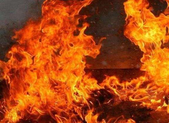 На Хустщині негода наробила лиха: через блискавку спалахнув будинок 
