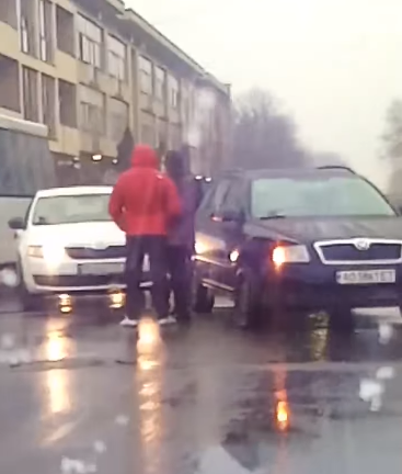 Ранкова аварія в Ужгороді: дорогу не поділили два легкові авто (ВІДЕО)