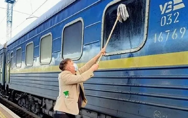 Обурений брудом іноземець помив вікно поїзда Укрзалізниці (ФОТО)