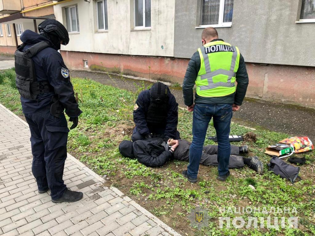 Спецоперація в Ужгороді: "на гарячому" затримали розповсюджувача наркотиків (ФОТО, ВІДЕО)