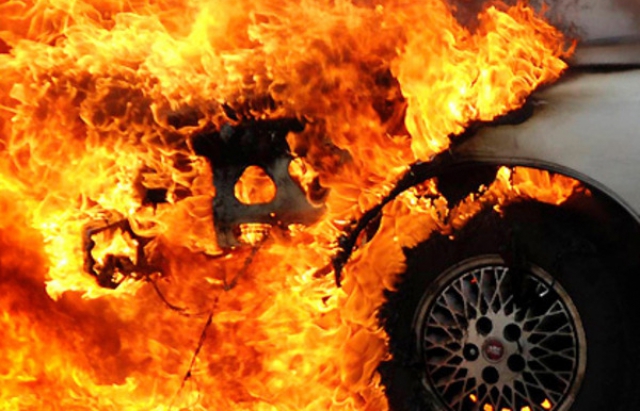 В Мукачеві близько півночі з невідомих причин спалахнуло авто