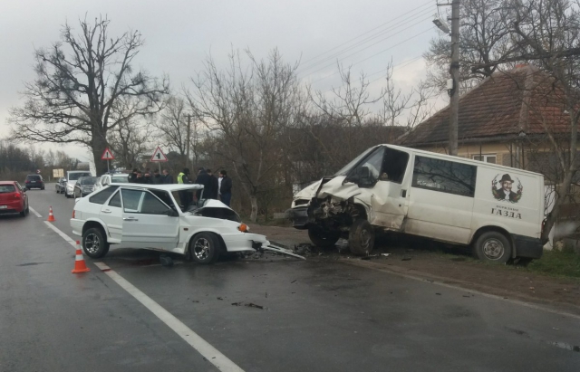 Чергова ДТП за день на Закарпатті: зіштовхнулися легковик та мікроавтобус (ФОТО)