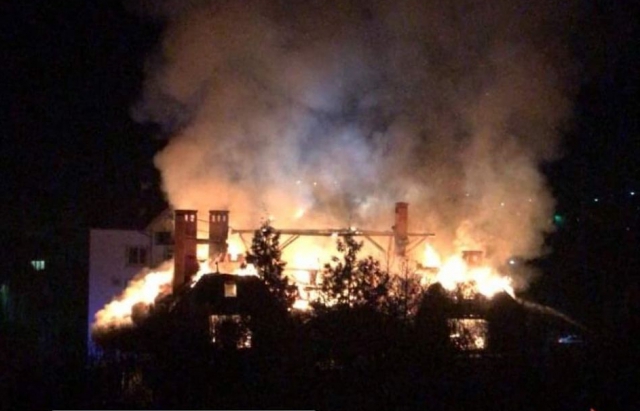 Масштабна нічна пожежа в ужгородському "Родосі": в мережі показали, як приборкували вогонь (ФОТО, ВІДЕО)